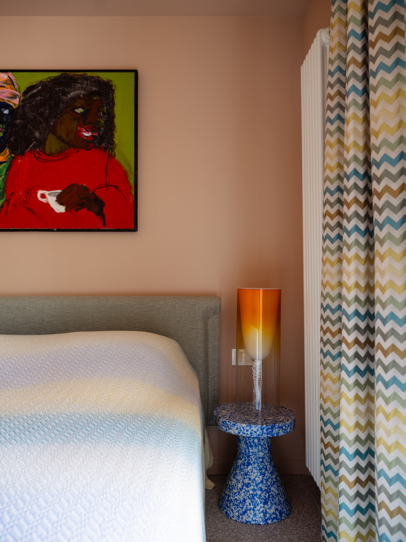 chambre murs et plafonds terracotta appartement 50m2 Stiges décoration vintage et colorée