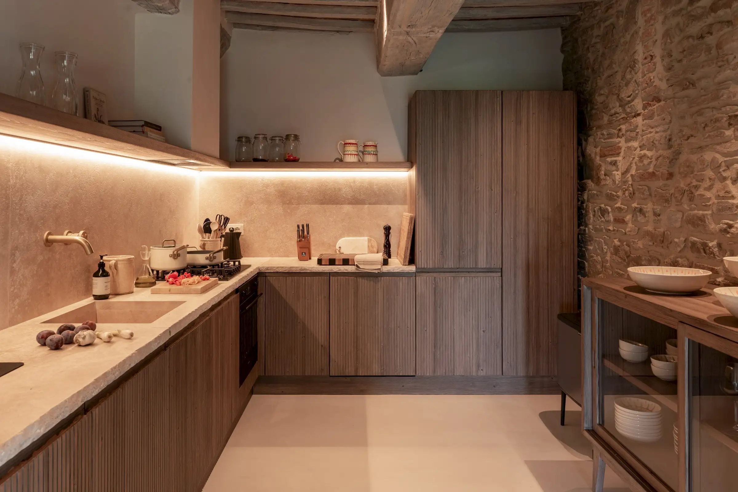 cuisine avec poutres décoration contemporaine maison Italie ancienne en pierres Larco casa