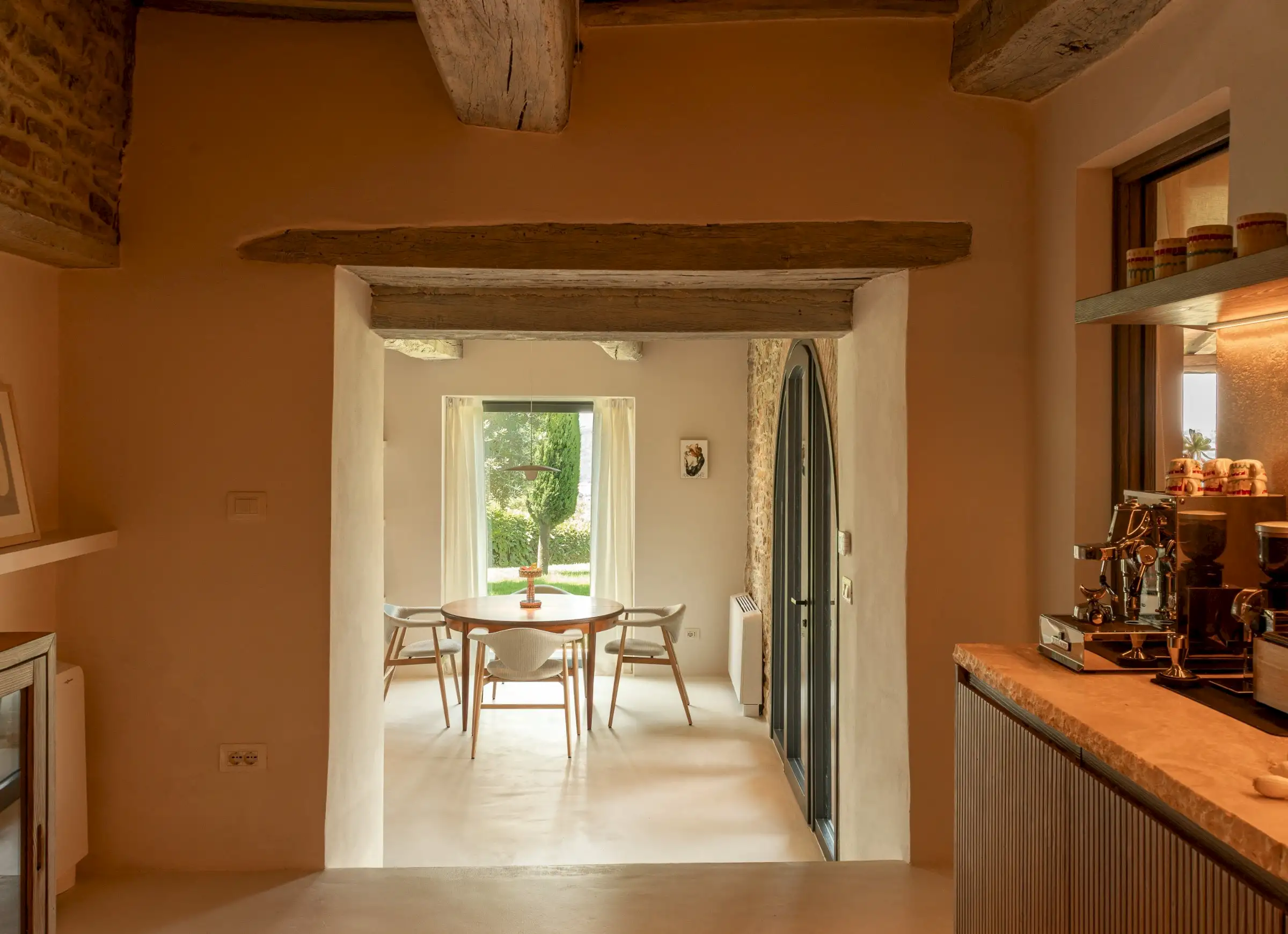 salle à manger et cuisine avec poutres décoration contemporaine maison Italie ancienne en pierres Larco casa