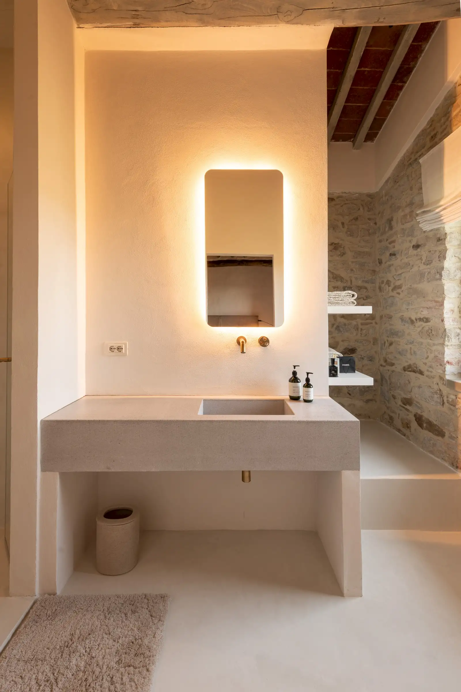 salle de bain avec poutres décoration contemporaine maison Italie ancienne en pierres Larco casa