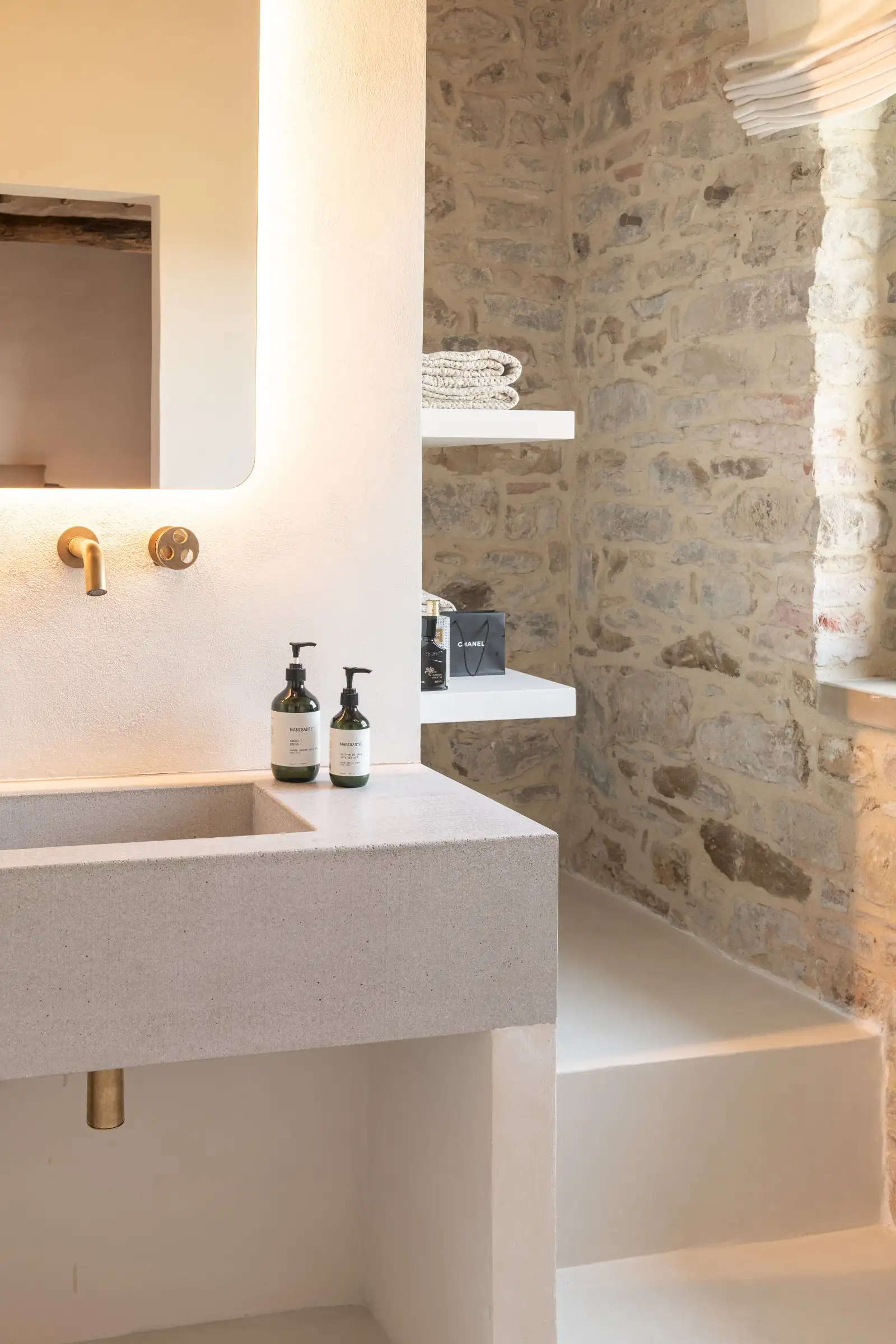 salle de bain avec poutres décoration contemporaine maison Italie ancienne en pierres Larco casa