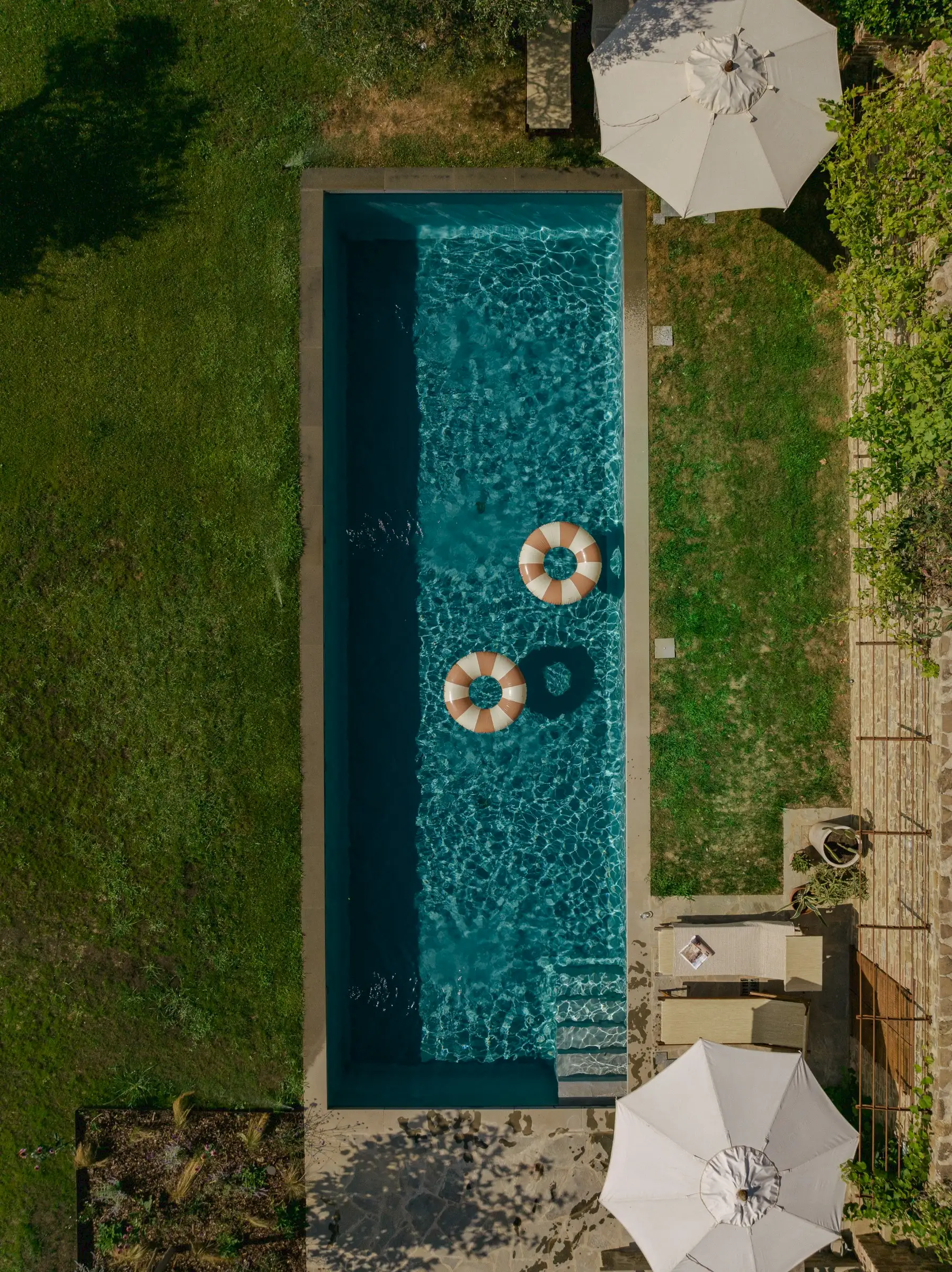 maison Italie ancienne en pierres décoration contemporaine avec piscine Larco Casa