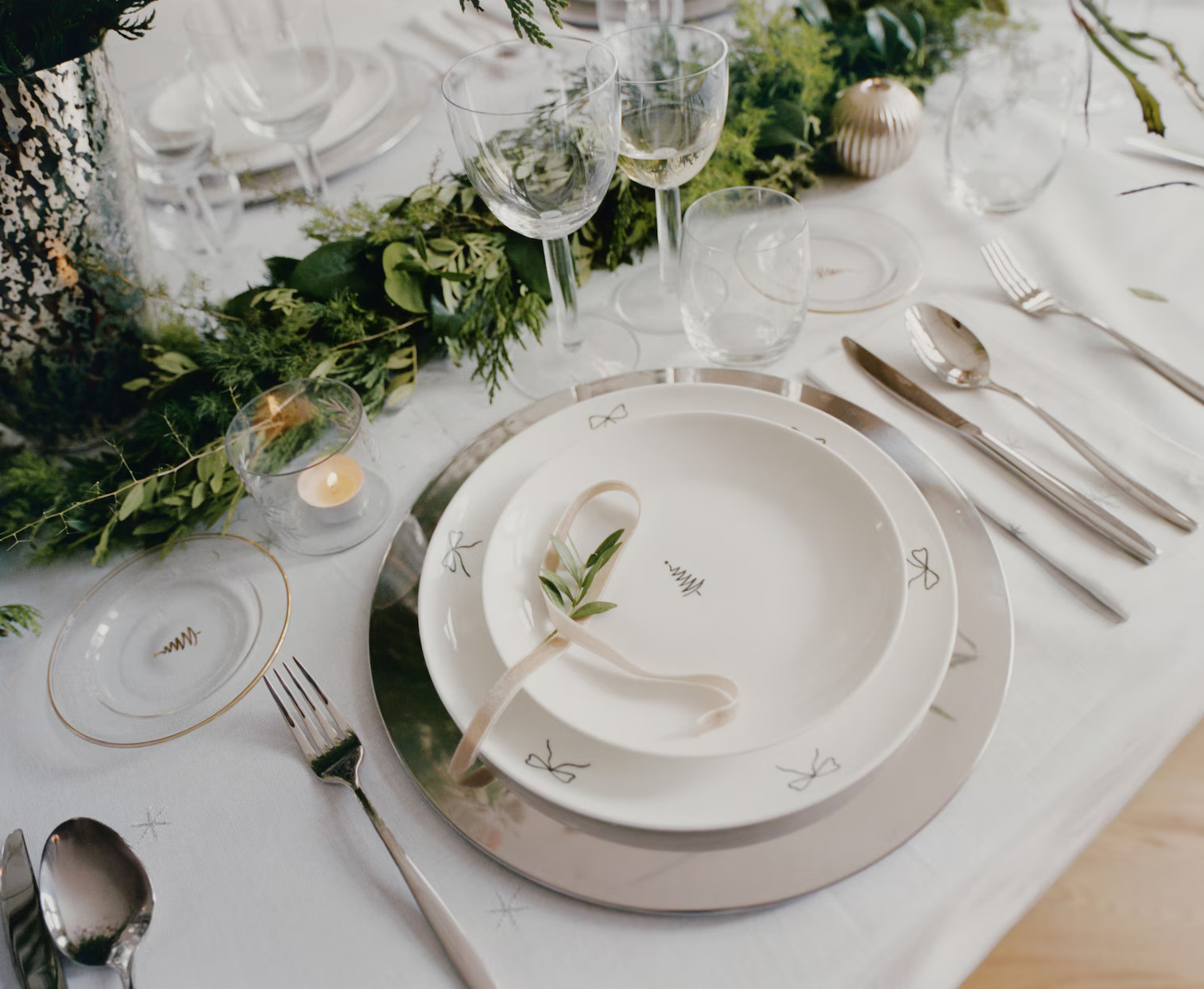 table de fête décoration blanche et verte avec branches table de fête décoration blanche et verte avec branches