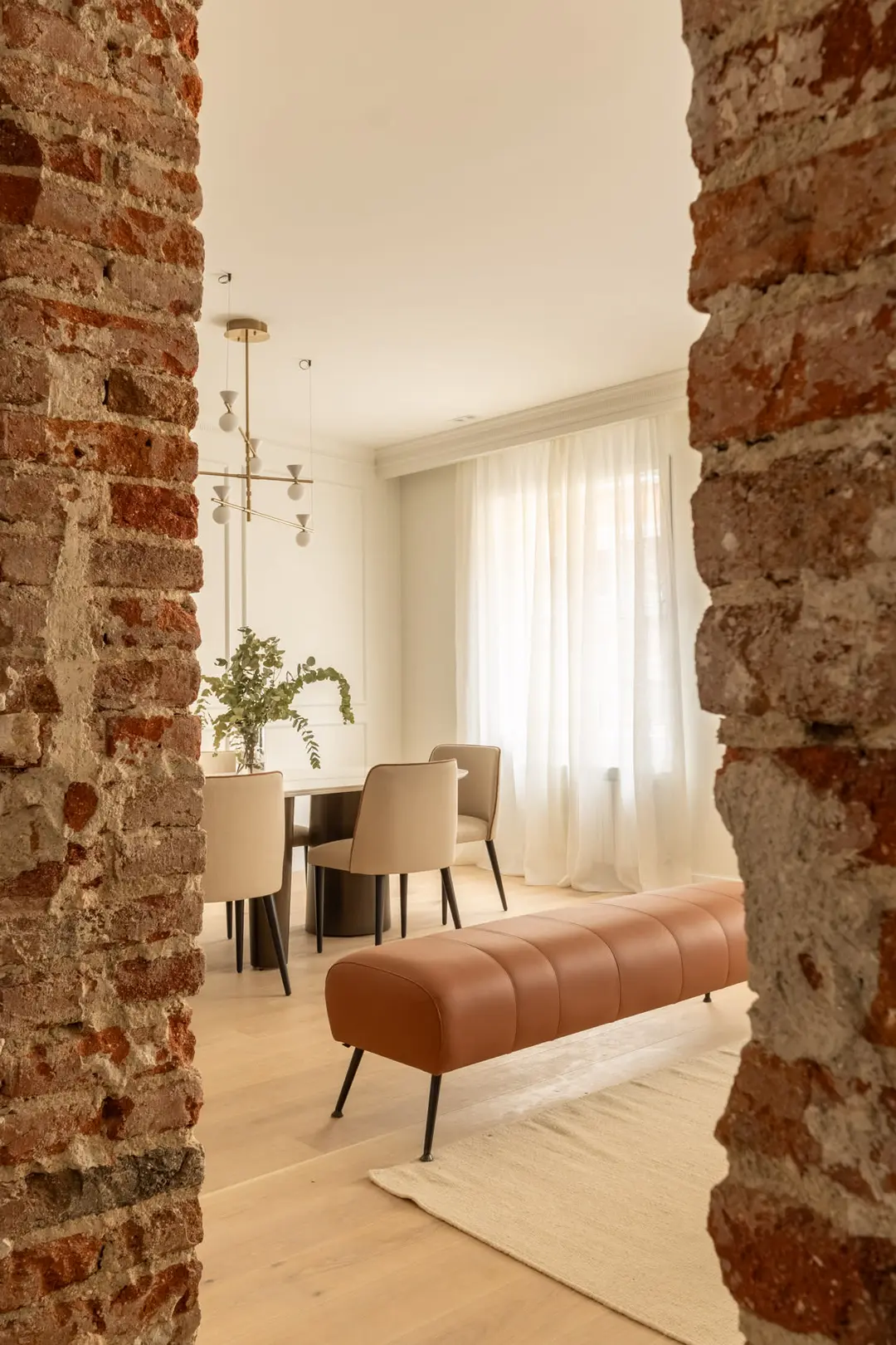 salon et salle à manger avec mur de briques anciennes décoration contemporaine 