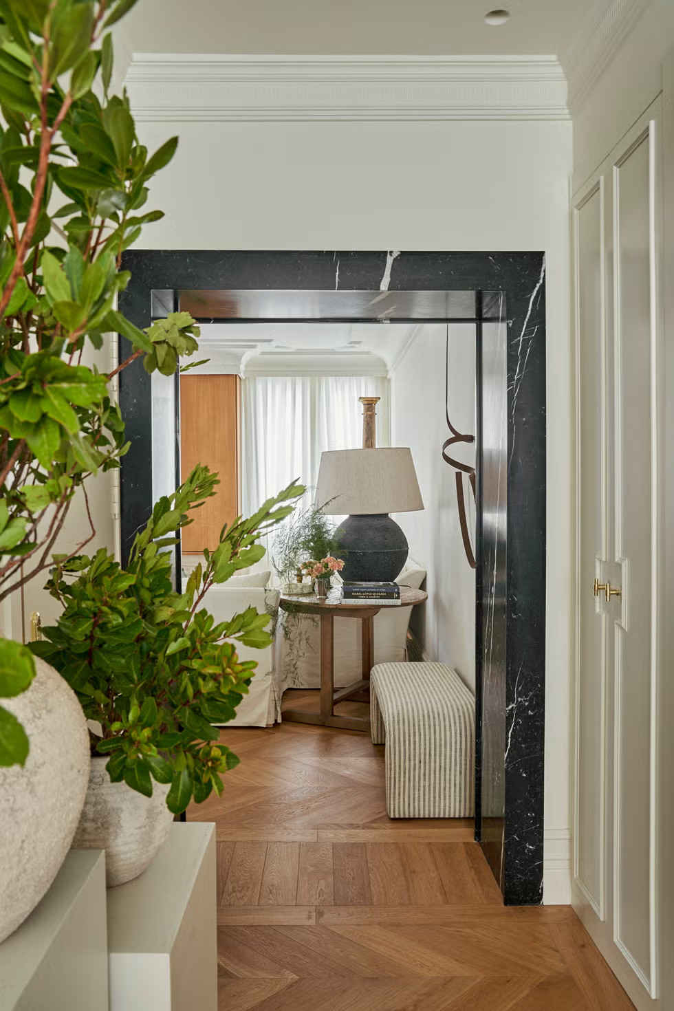 entrée avec parquet décoration contemporaine et classique