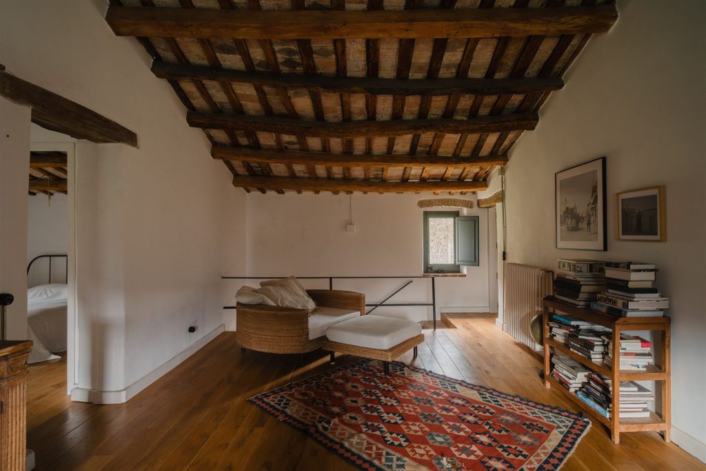 salon mansardé avec poutres maison en pierres rénovée du 19e siècle