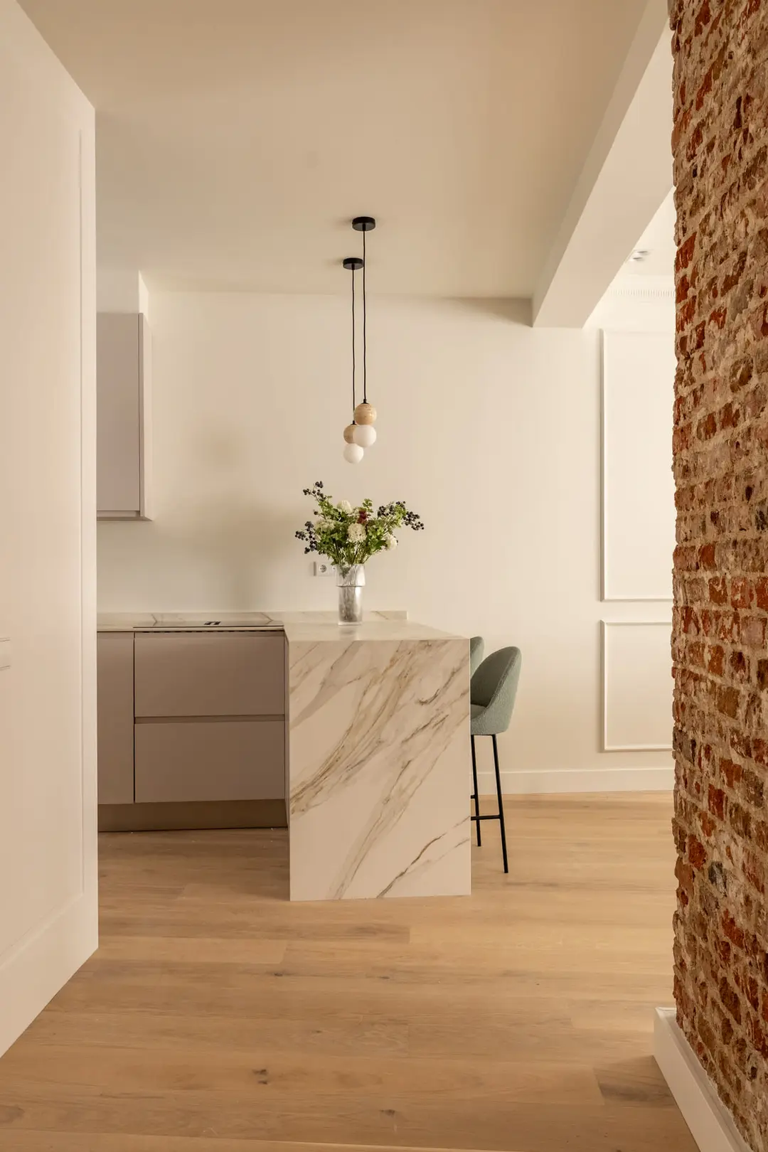 cuisine beige et marbre décoration contemporaine