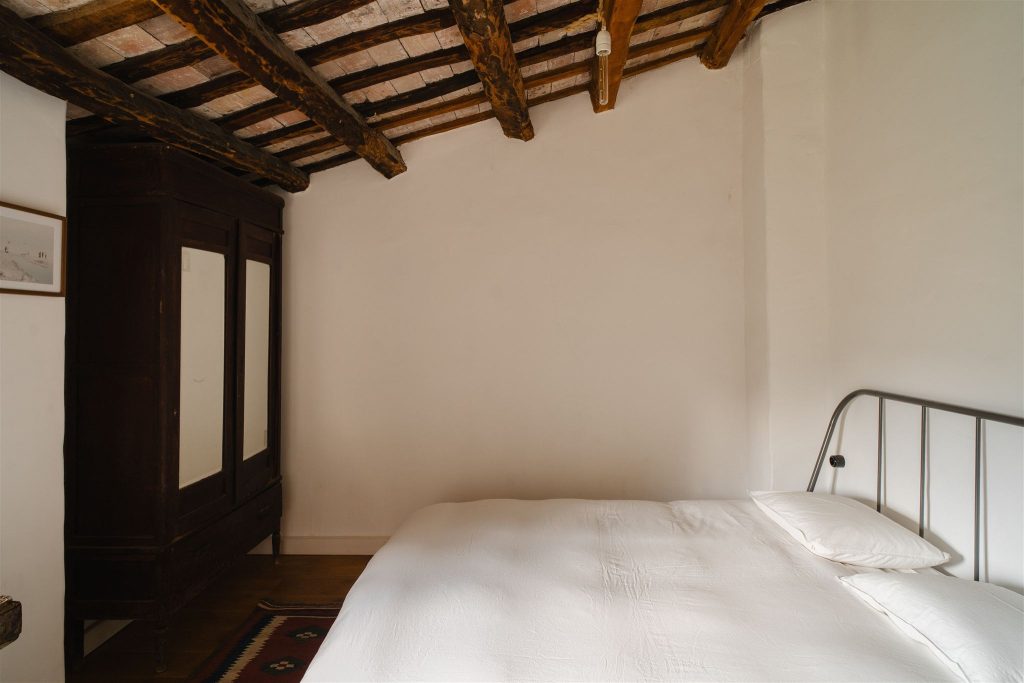 chambre mansardée avec poutres décoration rustique maison en pierres rénovée du 19e siècle