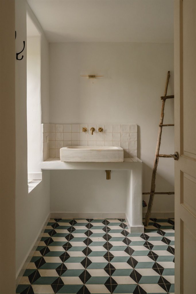 salle de bain rustique chic sol carreaux de ciment maison en pierres rénovée du 19e siècle