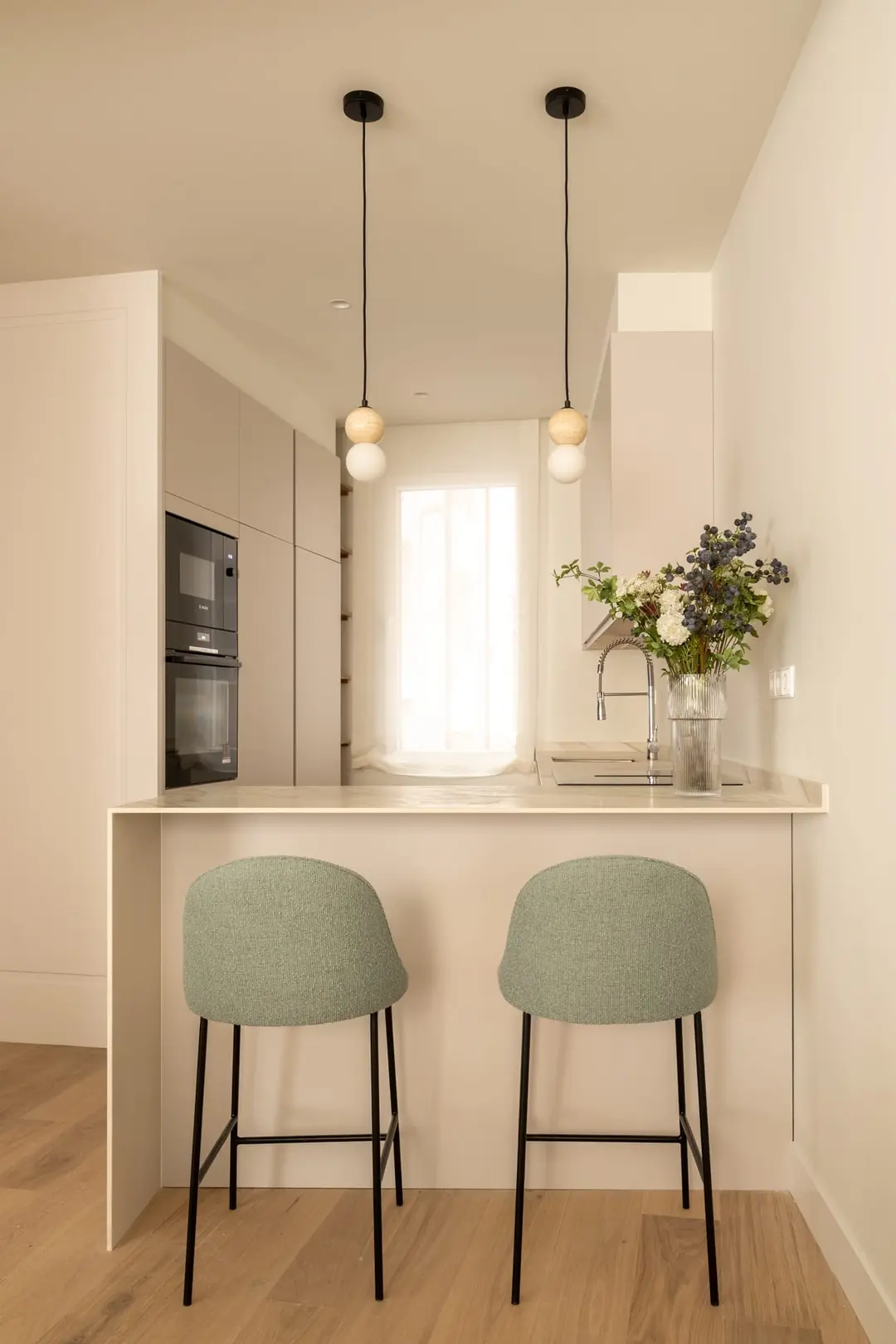 cuisine beige et marbre décoration contemporaine
