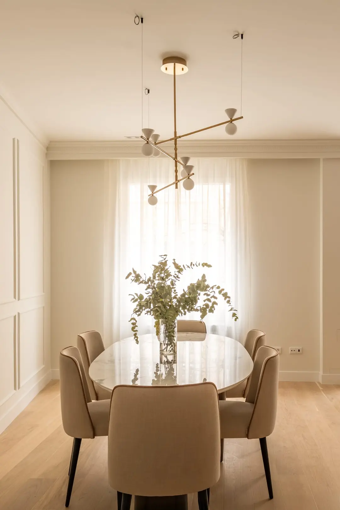 salle à manger beige avec table ovale décoration contemporaine