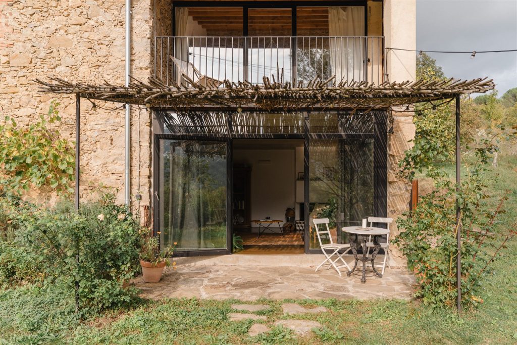 terrasse maison en pierres rénovée du 19e siècle
