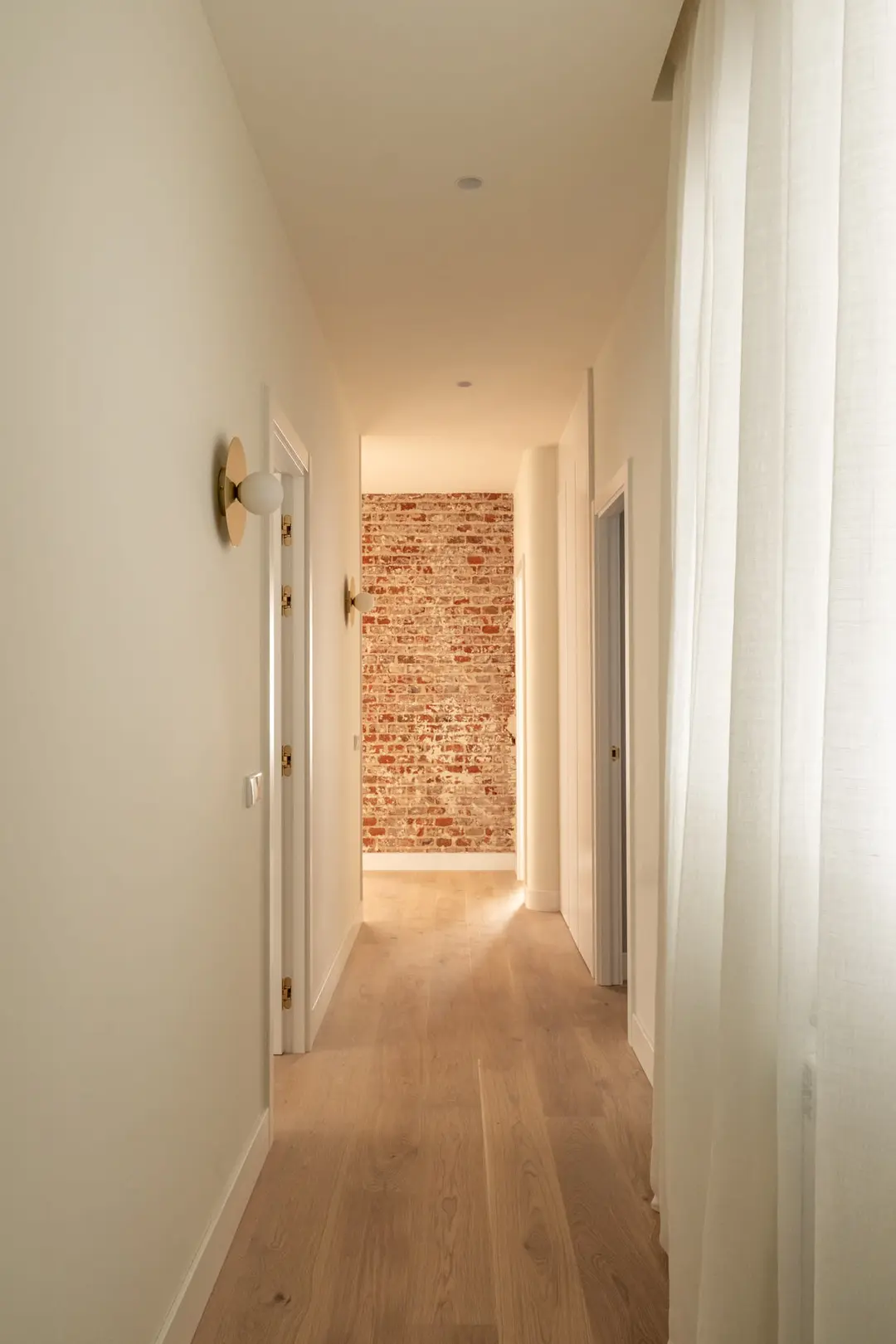 couloir avec mur briques anciennes