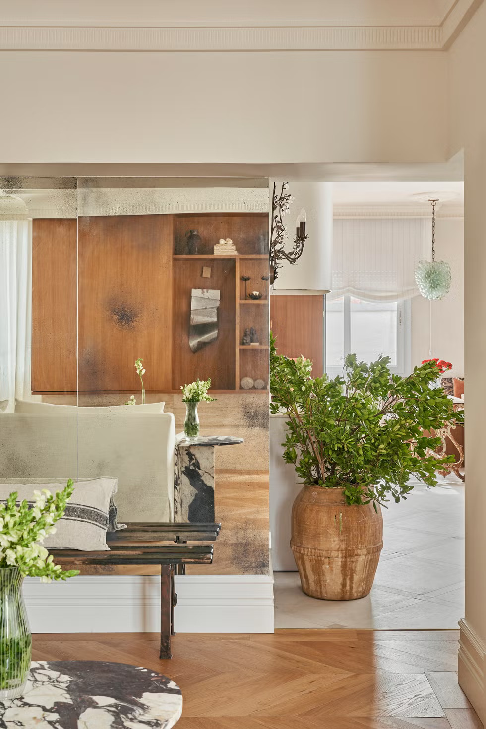 entrée avec miroir décoration contemporaine et classique
