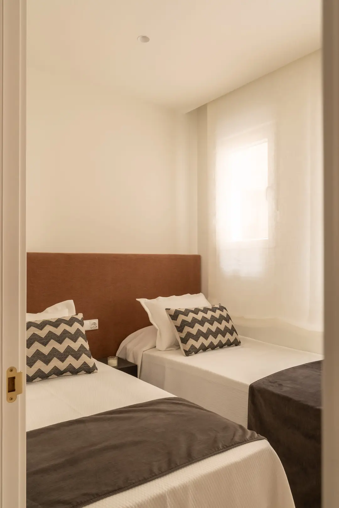 chambre à deux lits décoration contemporaine