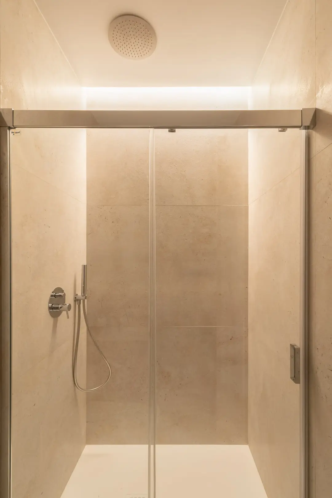 douche à l'italienne murs travertin beige décoration contemporaine