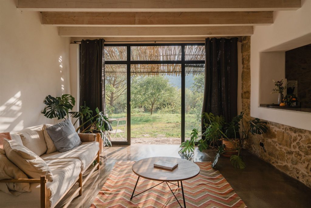 salon maison en pierres rénovée du 19e siècle