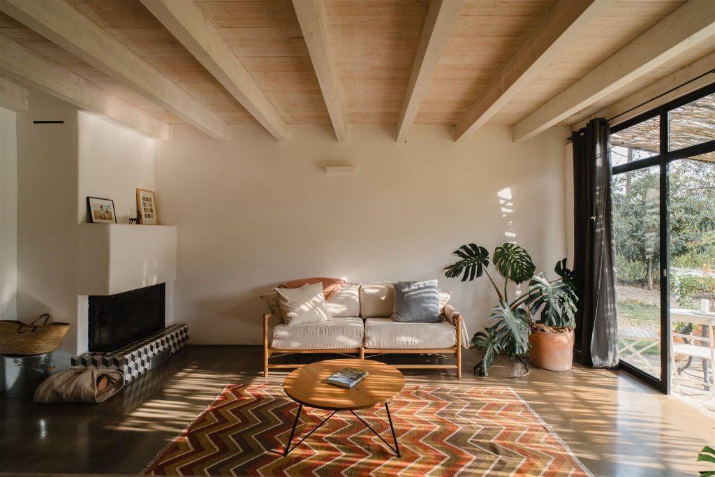salon avec cheminée maison en pierres rénovée du 19e siècle