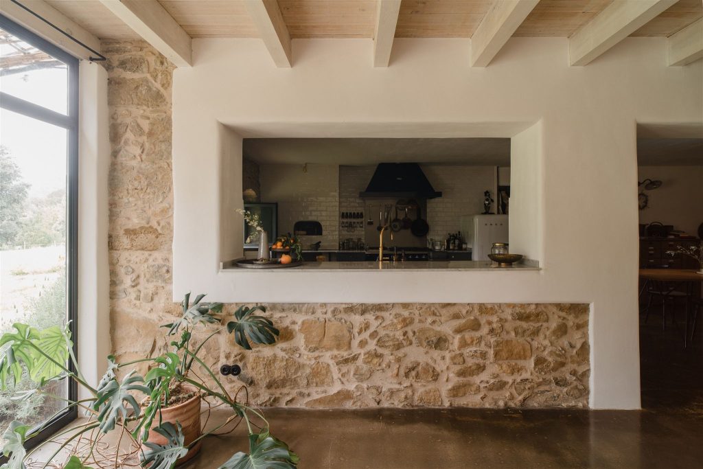 salon et cuisine maison en pierres rénovée du 19e siècle