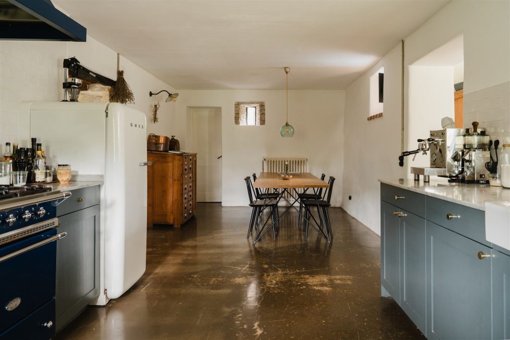 cuisine avec salle à manger maison en pierres rénovée du 19e siècle