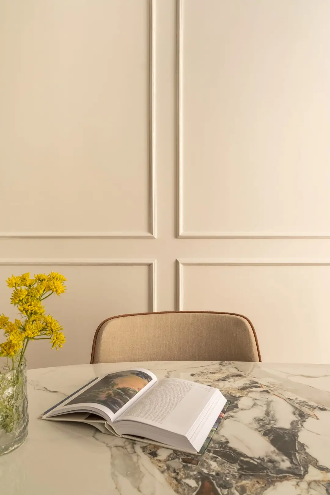 salle à manger avec table marbre ovale
