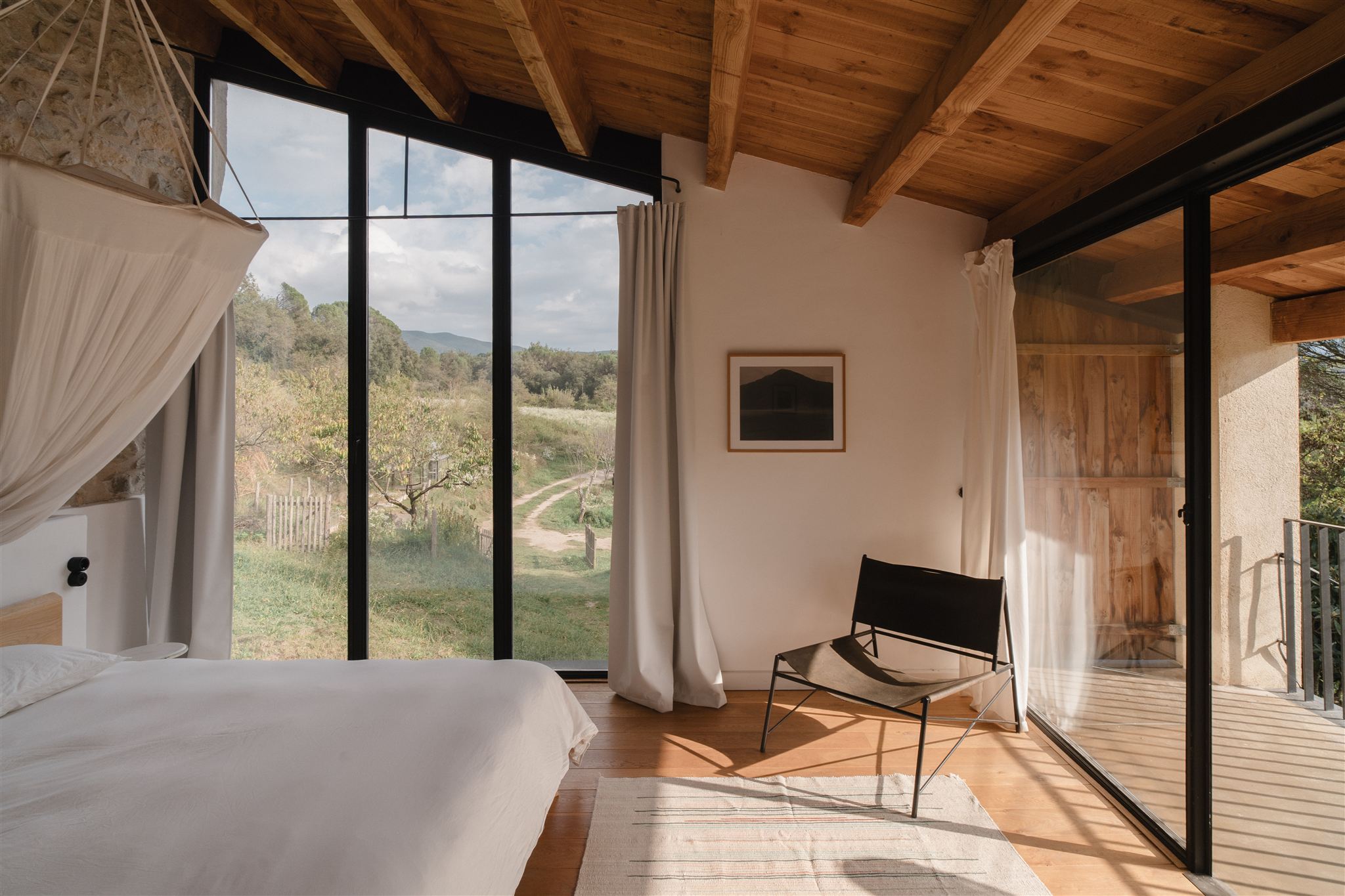 chambre avec poutres maison en pierres rénovée du 19e siècle