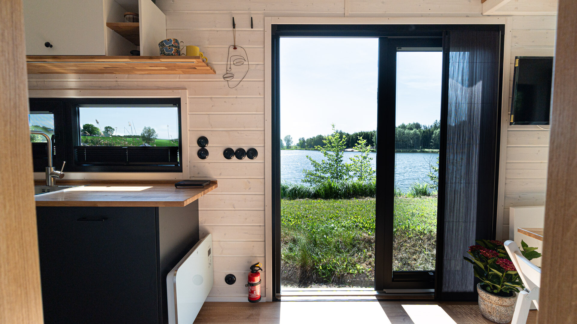 cuisine et salon tiny house Mobi Sky Individual Peach par MobiHouse livrable en France cuisine et salon tiny house Mobi Sky Individual Peach par MobiHouse livrable en France
