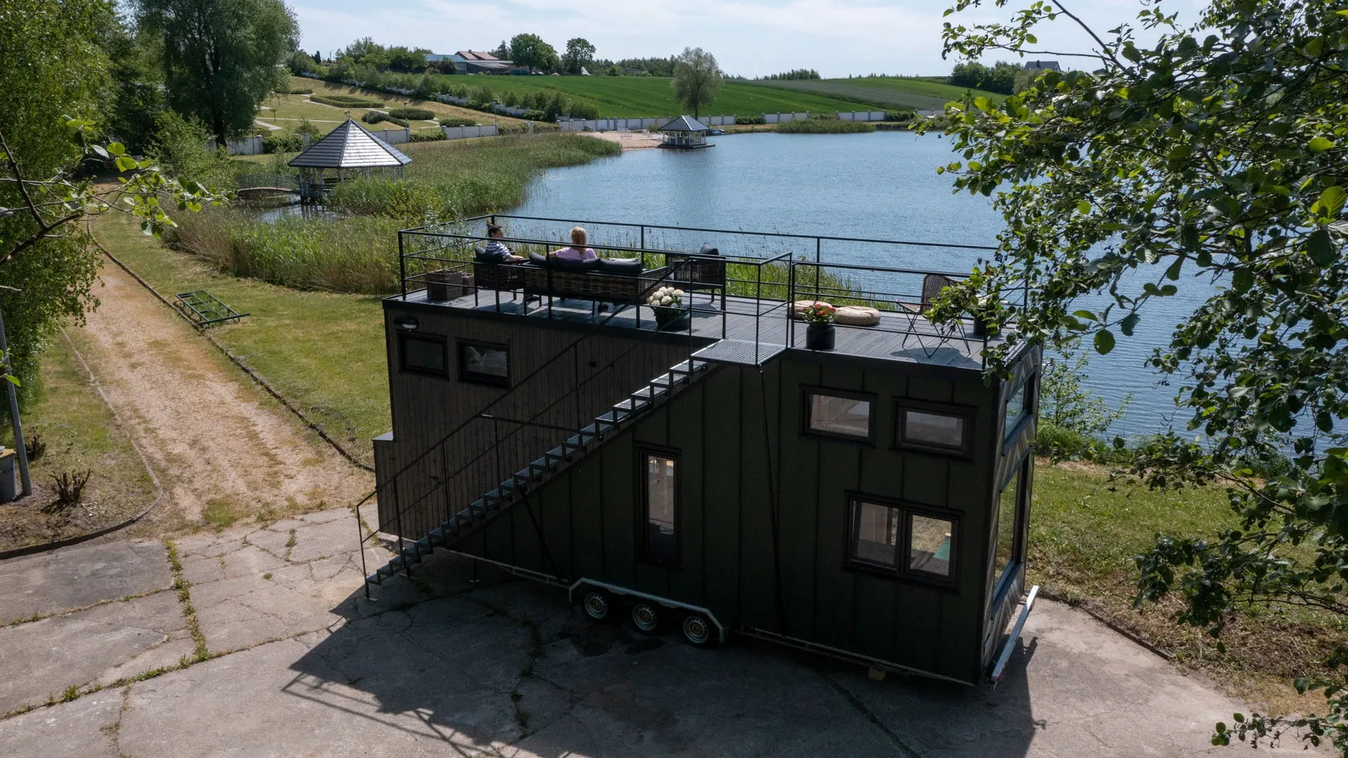 mini maison mobile avec terrasse sur le toit par MobiHouse livrable en France mini maison mobile avec terrasse sur le toit par MobiHouse livrable en France