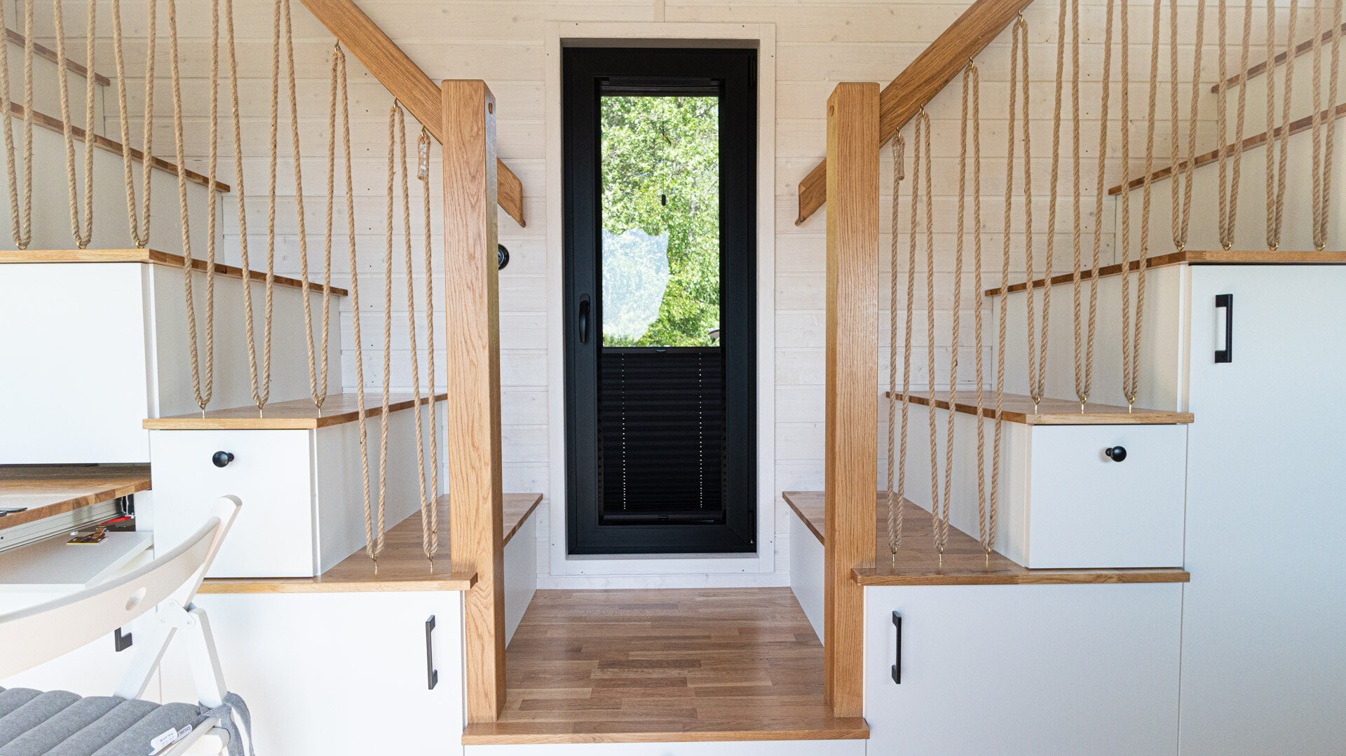 deux escaliers pour chambre sur mezzanines mini maison mobile par MobiHouse livrable en France deux escaliers pour chambre sur mezzanines mini maison mobile par MobiHouse livrable en France