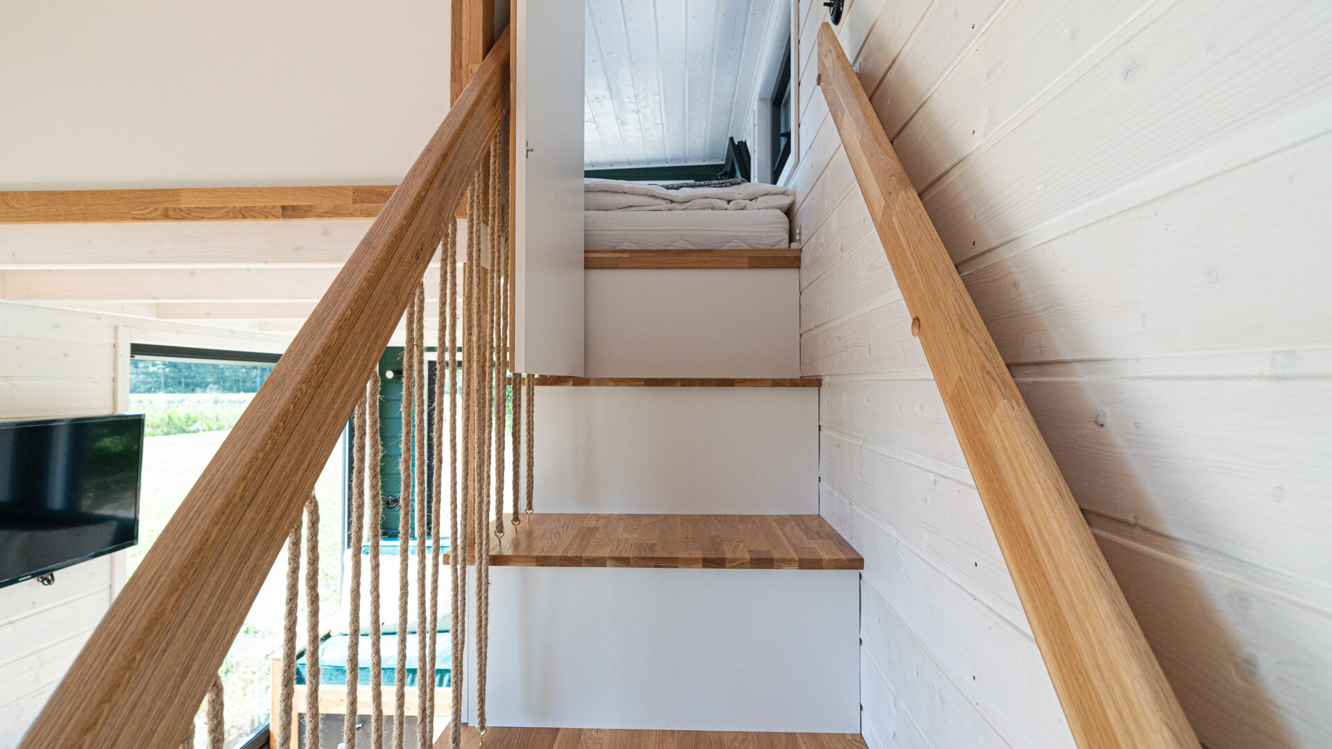 escalier pour chambre sur mezzanine mini maison mobile par MobiHouse livrable en France escalier pour chambre sur mezzanine mini maison mobile par MobiHouse livrable en France