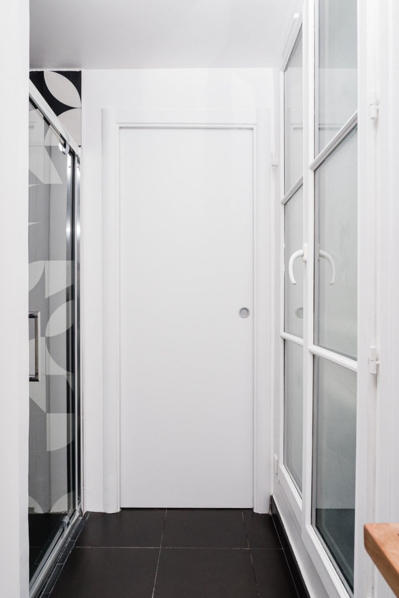 salle d salle d'eau blanche et noire