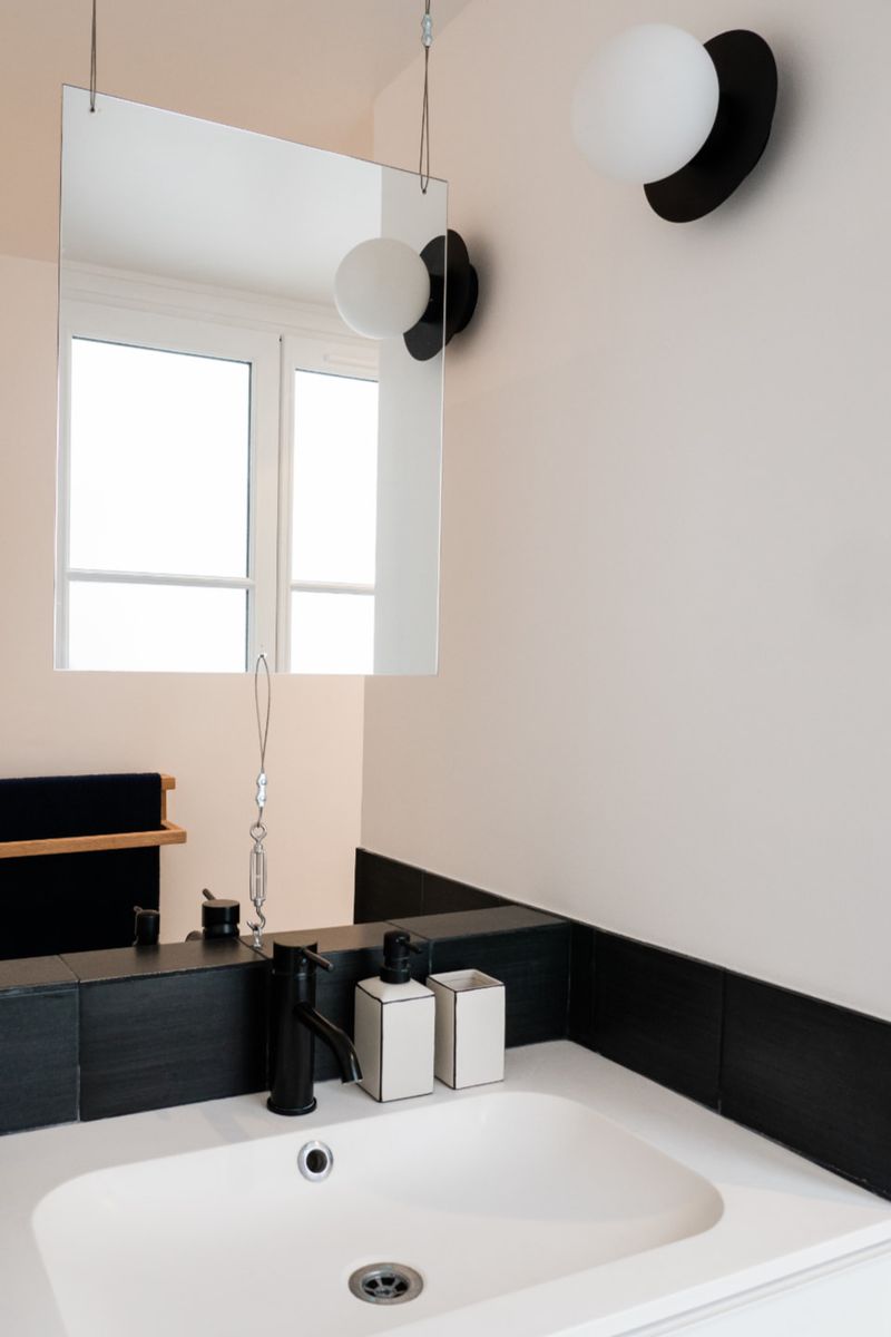 salle d salle d'eau blanche et noire