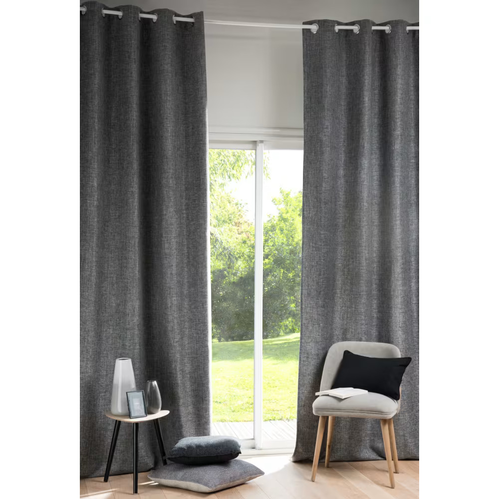 salon avec rideaux gris à oeillets catalogue Maisons du Monde