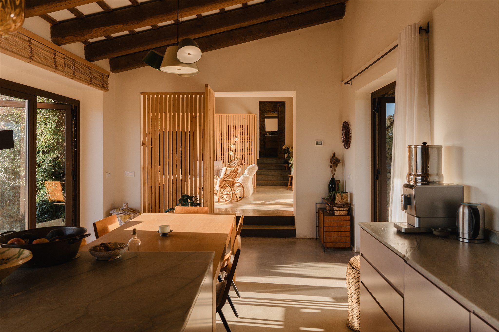cuisine avec poutres et décoration naturelle maison en pierres 15e siècle rénovée cuisine avec poutres et décoration naturelle maison en pierres 15e siècle rénovée