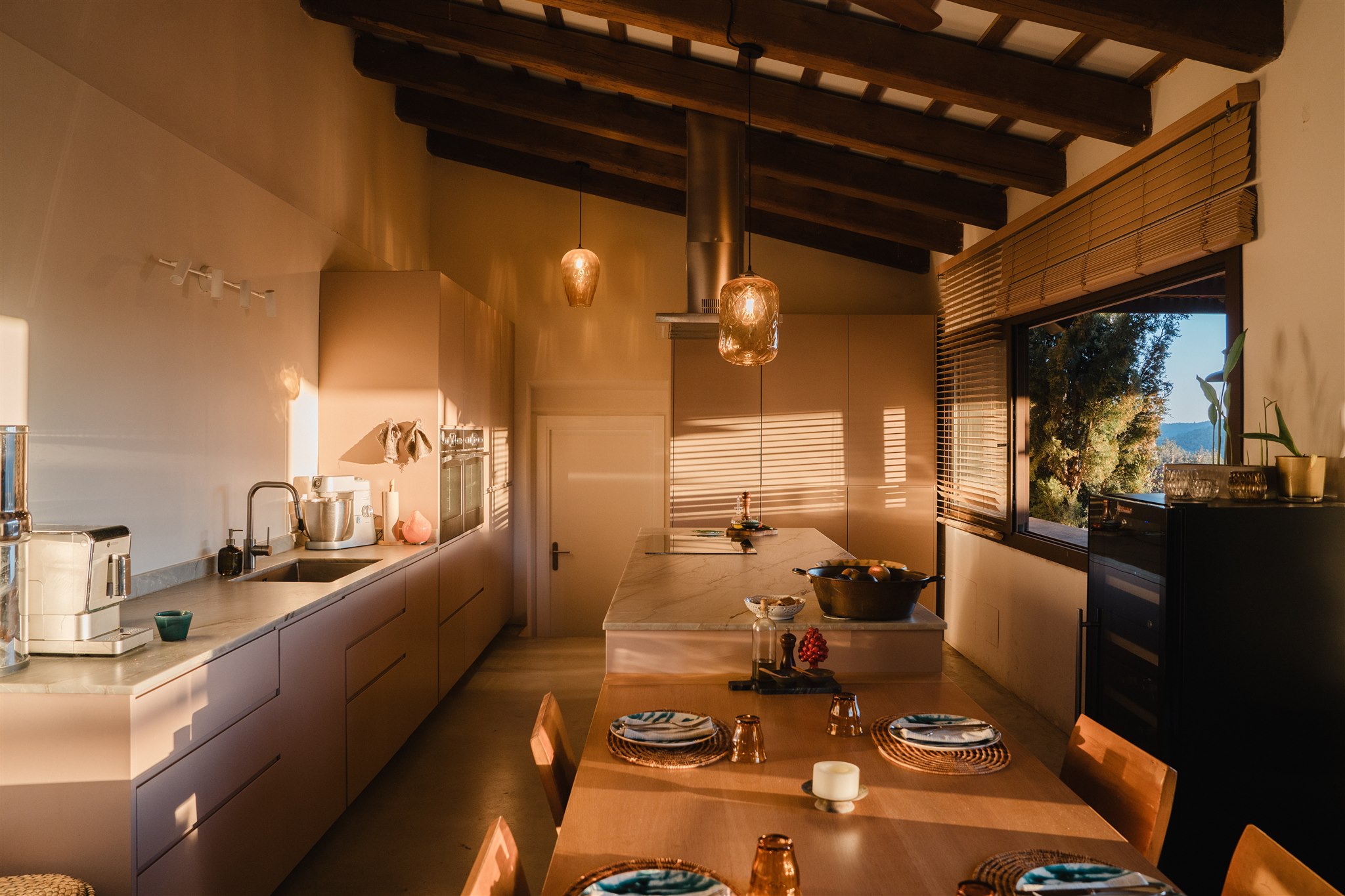 cuisine avec poutres et décoration naturelle maison en pierres 15e siècle rénovée cuisine avec poutres et décoration naturelle maison en pierres 15e siècle rénovée