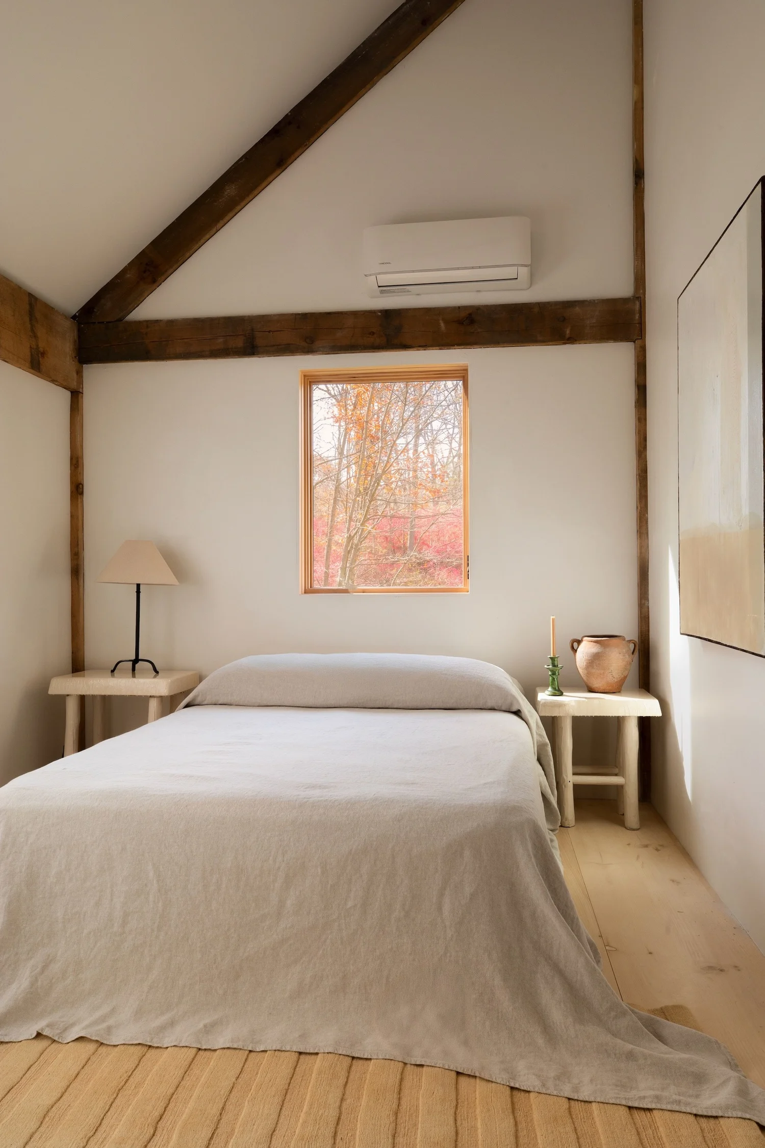 chambre minimaliste avec poutres