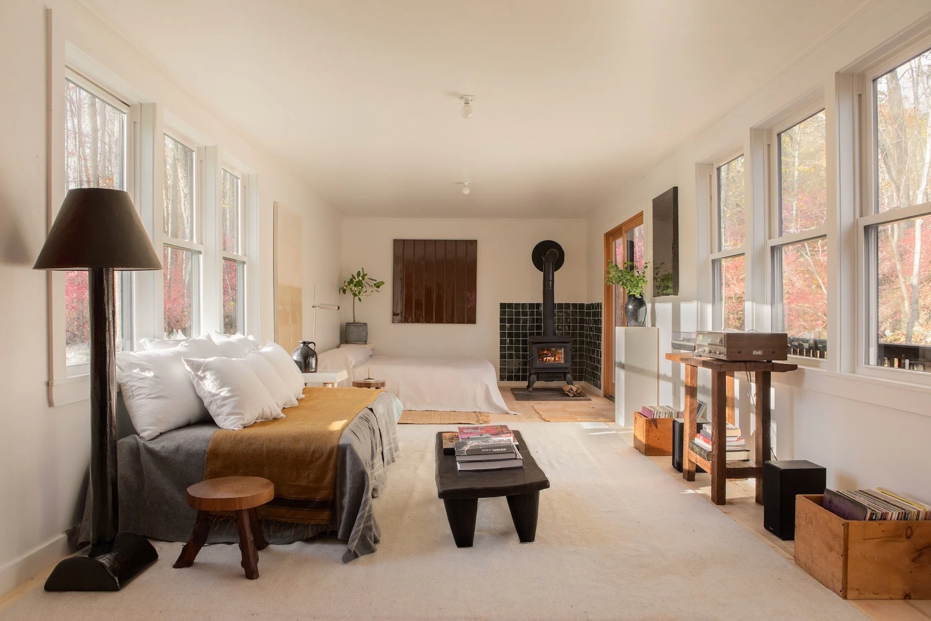 salon avec poêle décoration rustique chic maison en bois dans la vallée de l'Hudson 