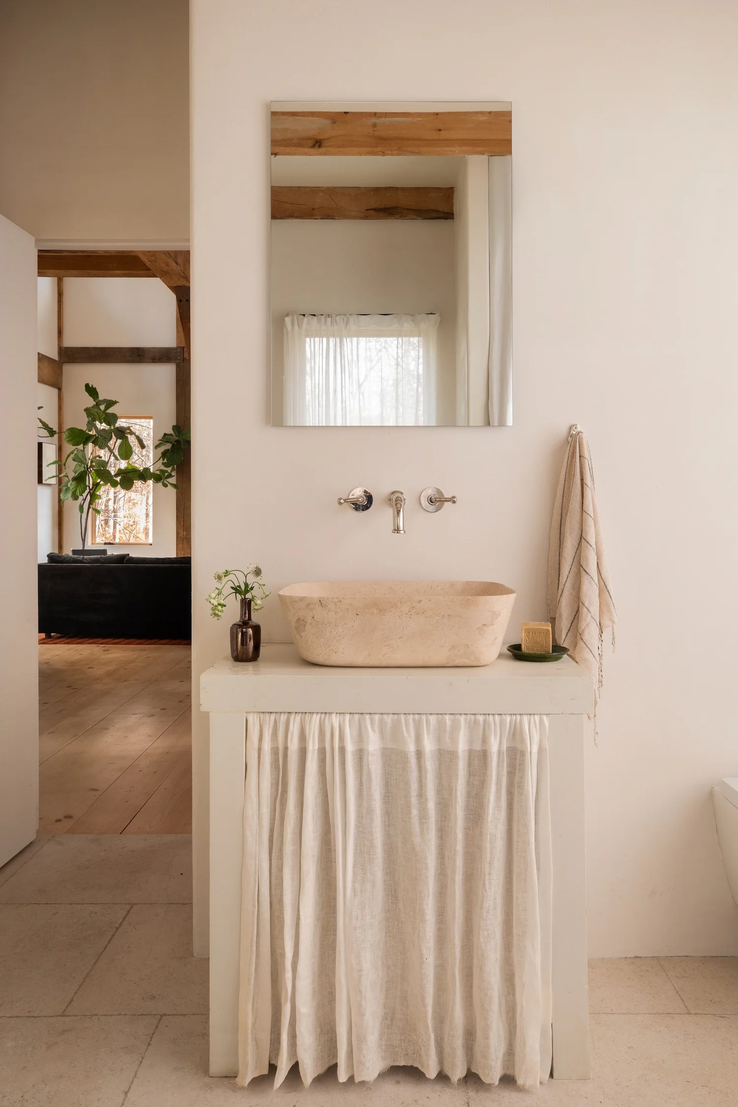 salle de bain rustique chic avec poutres