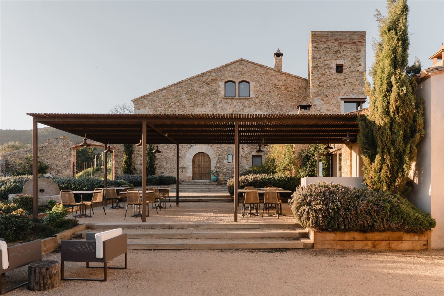 terrasse avec pergola maison en pierres 15e siècle rénovée terrasse avec pergola maison en pierres 15e siècle rénovée