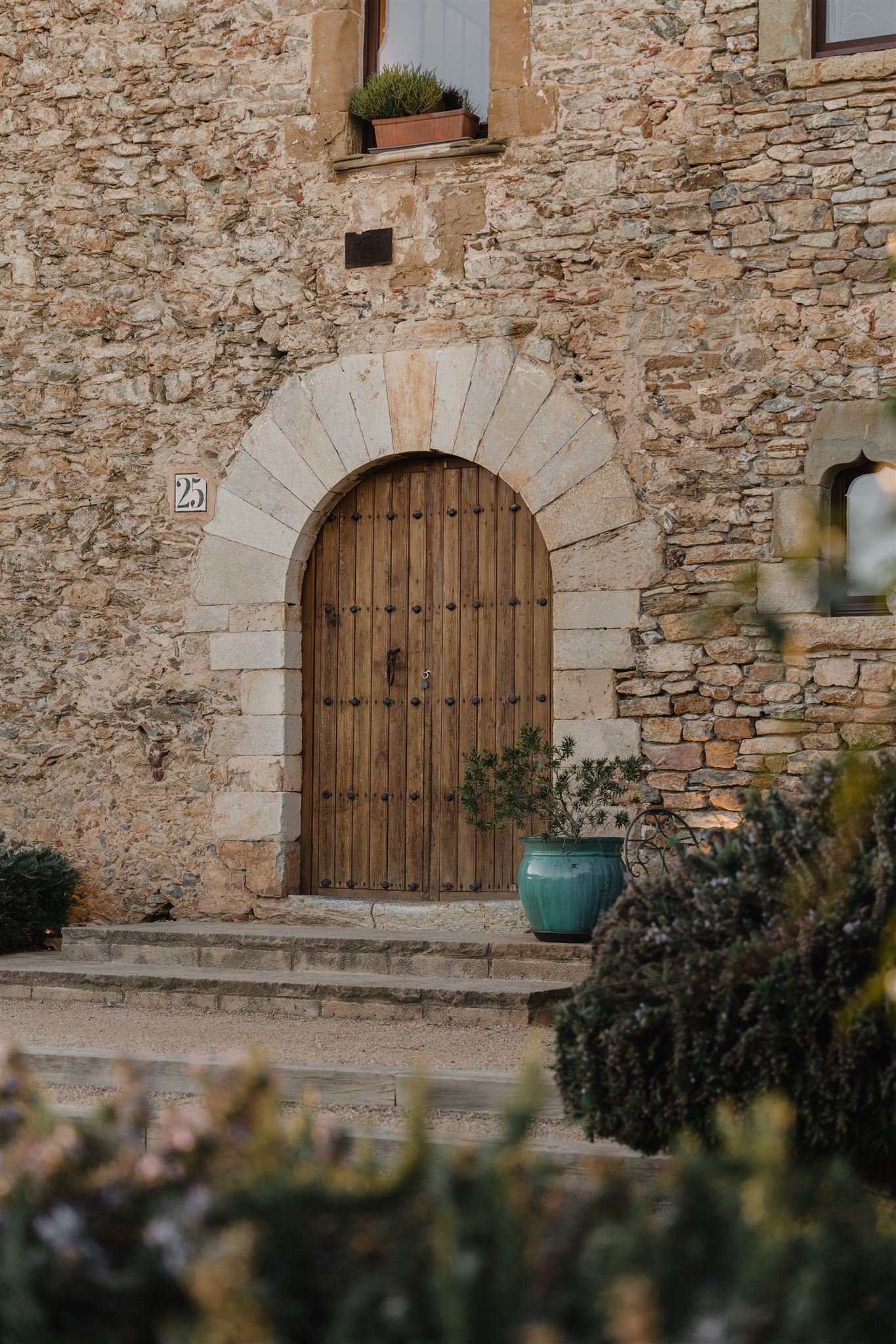 porte entrée en bois massif maison en pierres 15e siècle rénovée porte entrée en bois massif maison en pierres 15e siècle rénovée