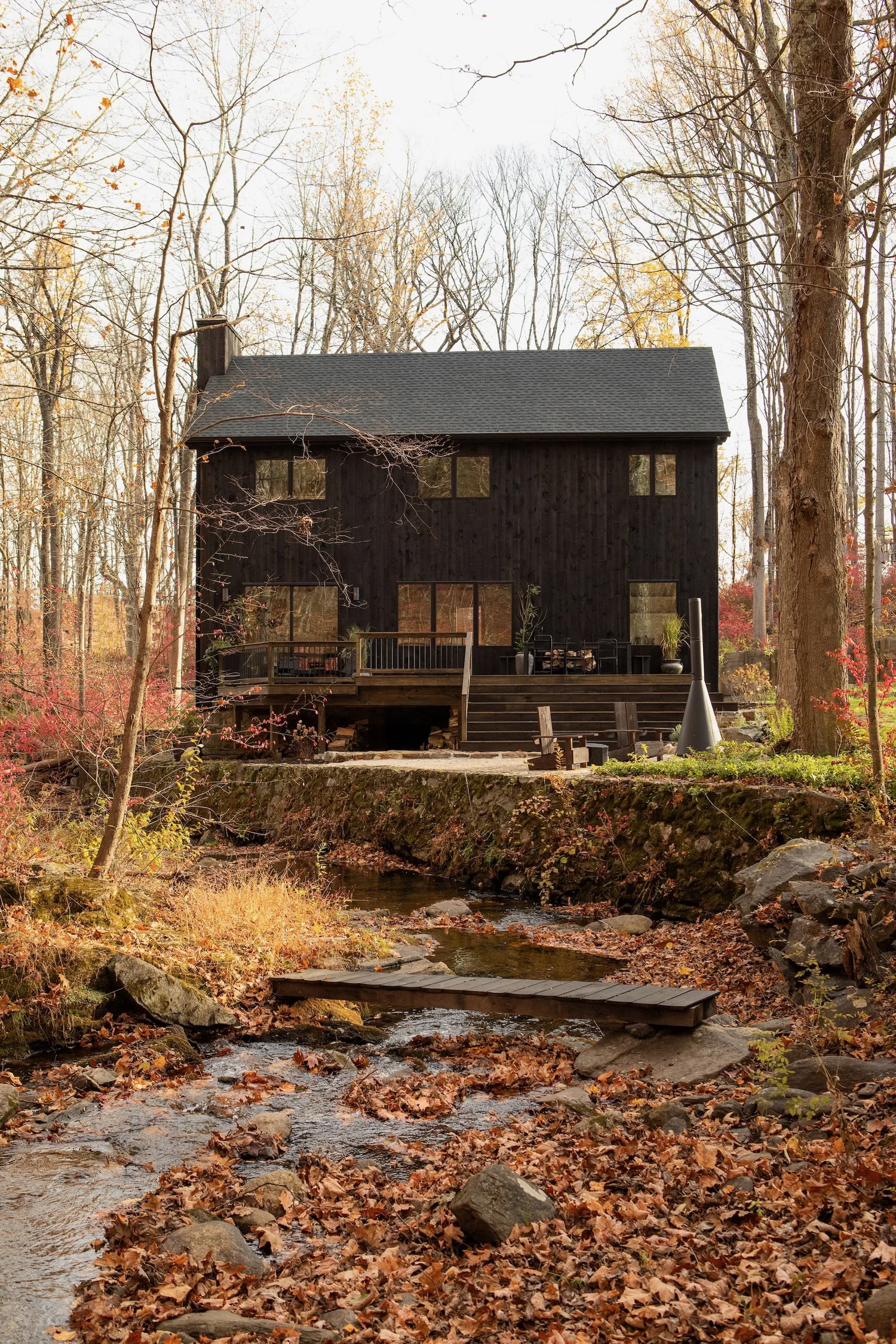 maison en bois dans la vallée de l'Hudson au milieu des arbres