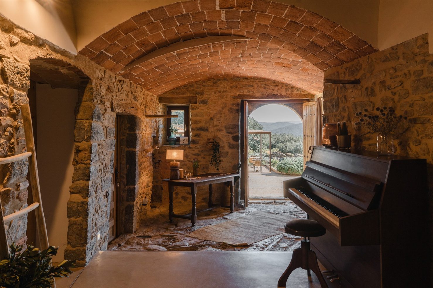 entrée avec plafond vouté en briques et piano maison en pierres 15e siècle rénovée entrée avec plafond vouté en briques et piano maison en pierres 15e siècle rénovée