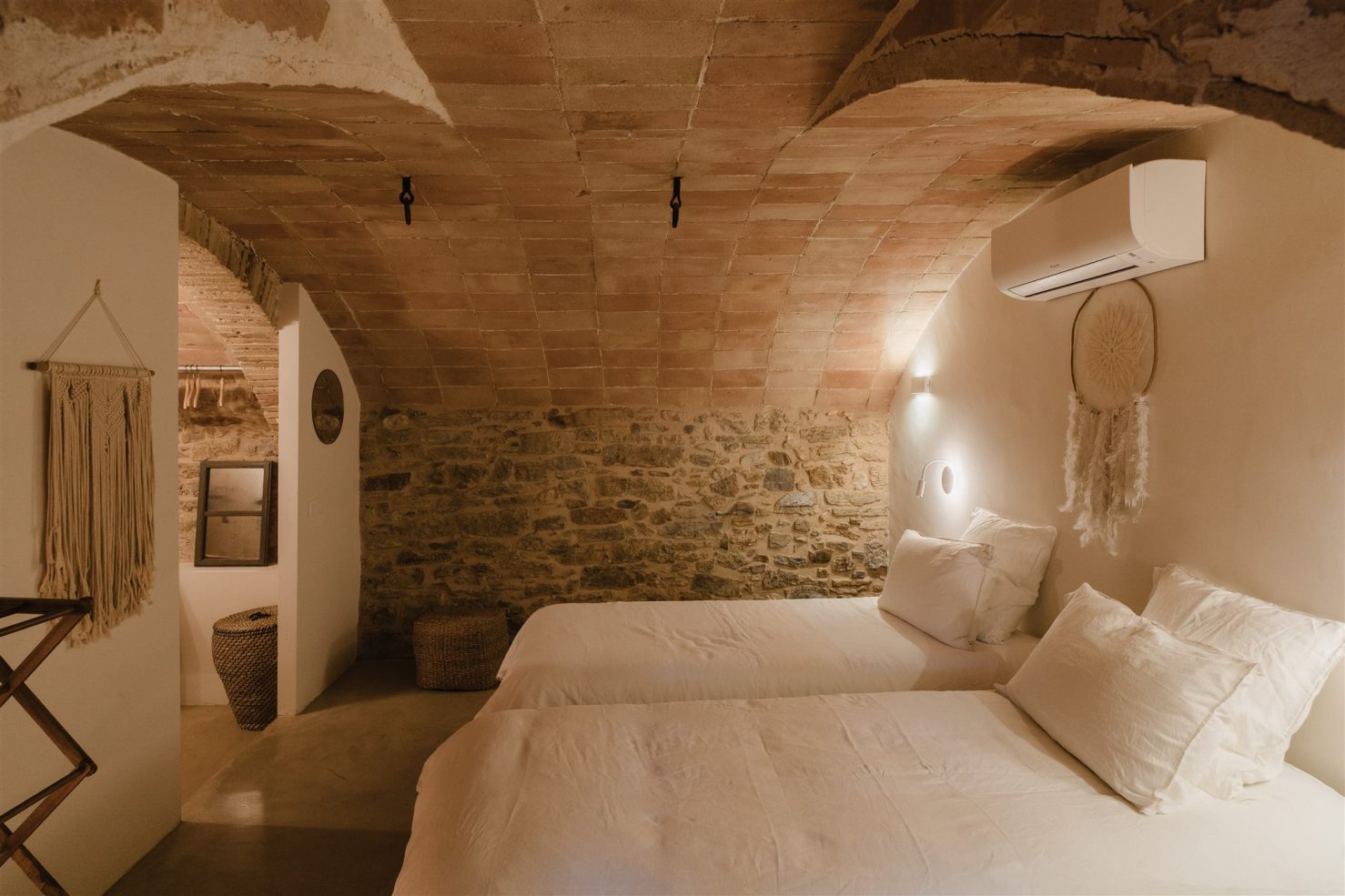 chambre plafond voûté en briques décoration naturelle maison en pierres 15e siècle rénovée chambre plafond voûté en briques décoration naturelle maison en pierres 15e siècle rénovée