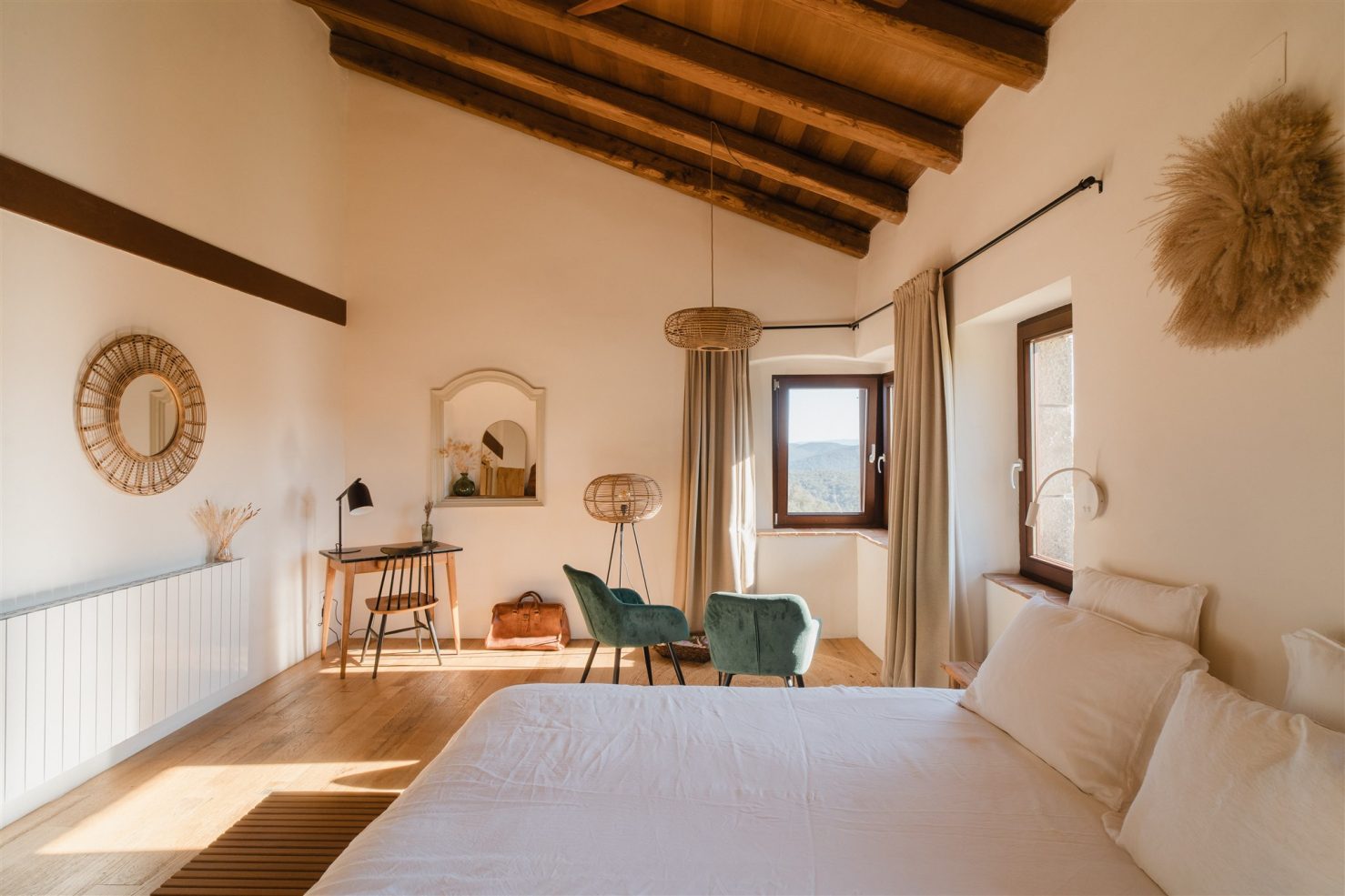 chambre avec poutres décoration naturelle maison en pierres 15e siècle rénovée chambre avec poutres décoration naturelle maison en pierres 15e siècle rénovée