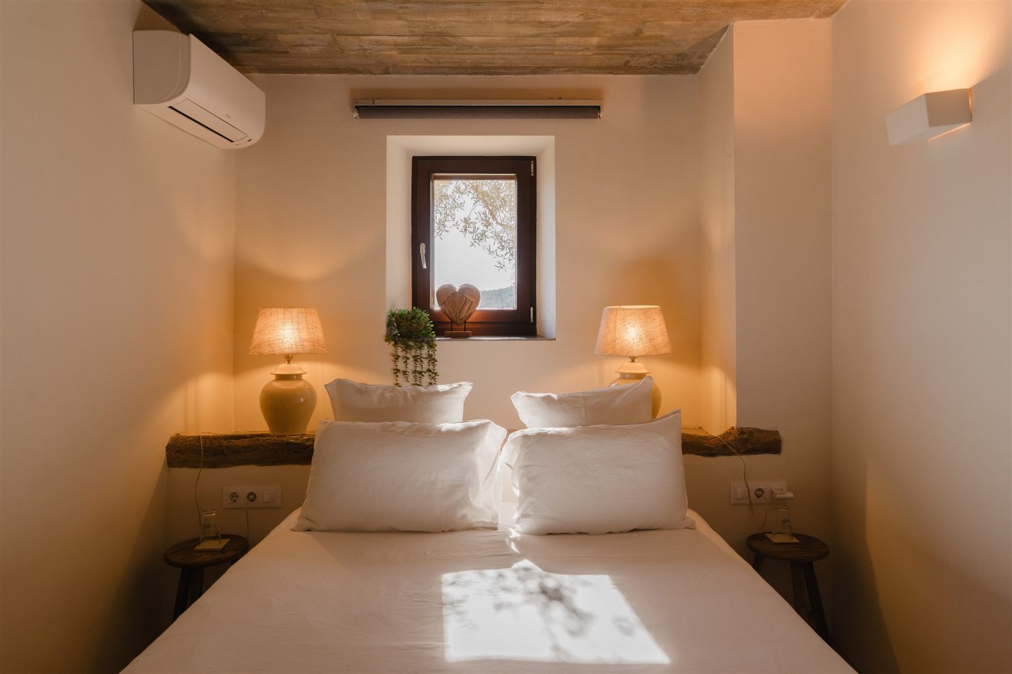 chambre plafond voûté en briques décoration naturelle maison en pierres 15e siècle rénovée chambre plafond voûté en briques décoration naturelle maison en pierres 15e siècle rénovée