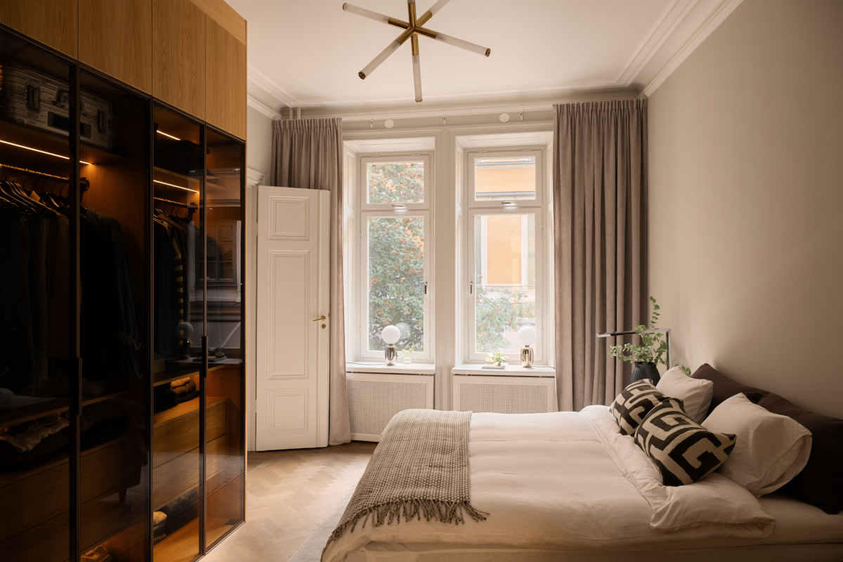 chambre avec dressing portes en verre fumé décoration beige contemporaine et chic chambre avec dressing portes en verre fumé décoration beige contemporaine et chic