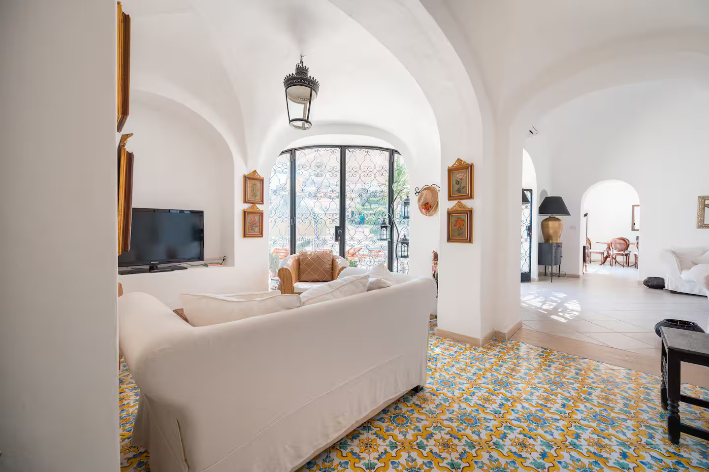 salon carrelage polychrome décoration classique chic maison ancienne avec terrasse à Positano salon carrelage polychrome décoration classique chic maison ancienne avec terrasse à Positano