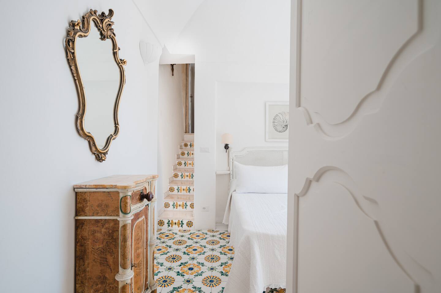 chambre carrelage polychrome décoration rustique chic maison ancienne avec terrasse à Positano chambre carrelage polychrome décoration rustique chic maison ancienne avec terrasse à Positano