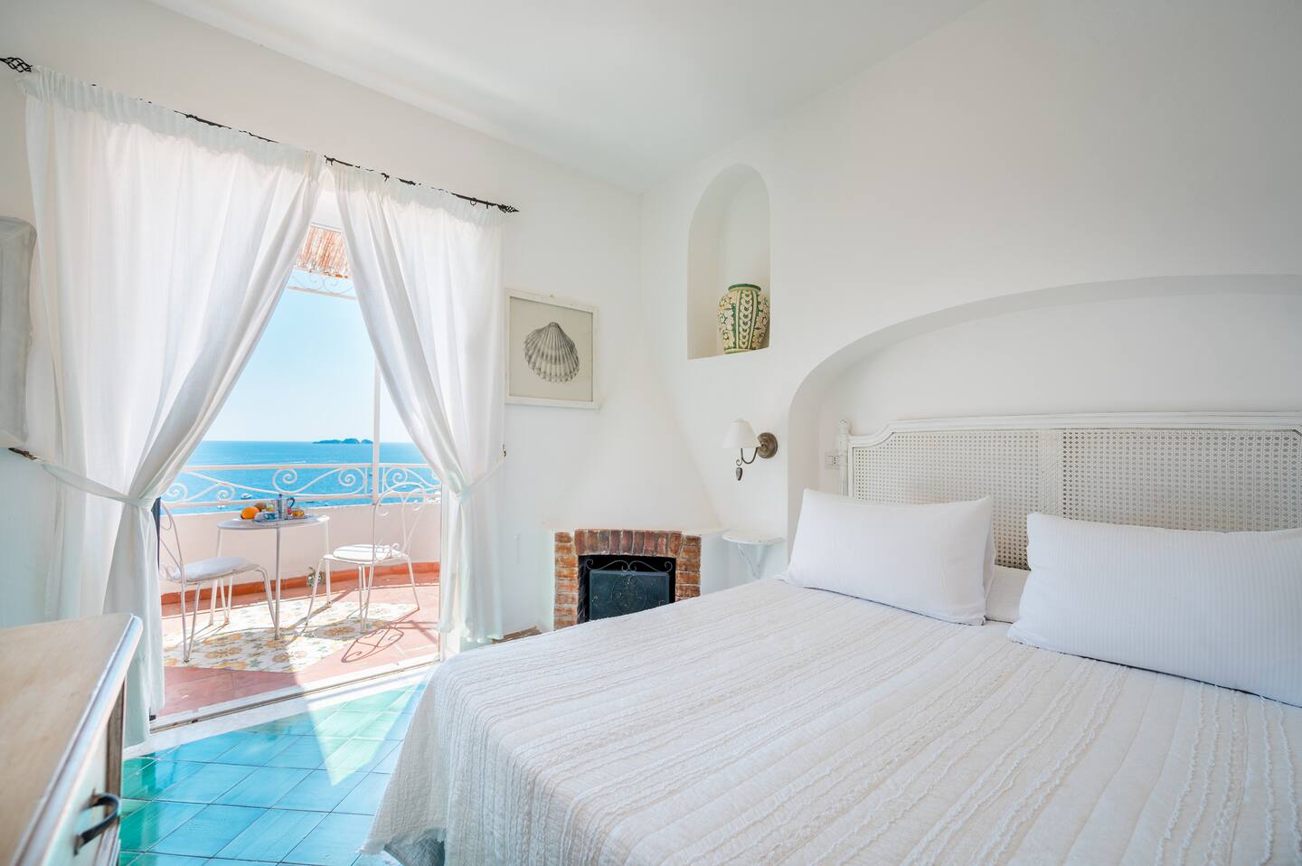 chambre avec cheminée décoration rustique chic maison ancienne avec terrasse à Positano chambre avec cheminée décoration rustique chic maison ancienne avec terrasse à Positano