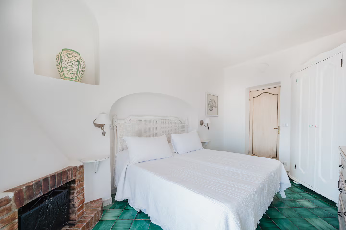 chambre avec cheminée décoration rustique chic maison ancienne avec terrasse à Positano chambre avec cheminée décoration rustique chic maison ancienne avec terrasse à Positano